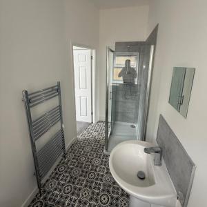 Ένα μπάνιο στο 1 Bed Flat