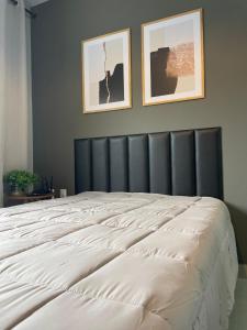 Ένα ή περισσότερα κρεβάτια σε δωμάτιο στο Loft Studio 302 em São José à 7km de Floripa