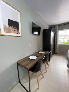 Μια τηλεόραση ή/και κέντρο ψυχαγωγίας στο Loft Studio 302 em São José à 7km de Floripa