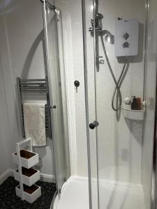 una ducha con puerta de cristal en un baño en 8b The Bookcase, en Dawlish