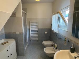 ein Badezimmer mit zwei Toiletten und einem Waschbecken in der Unterkunft Villa Alessandra in Forte dei Marmi + 15 Fotos
