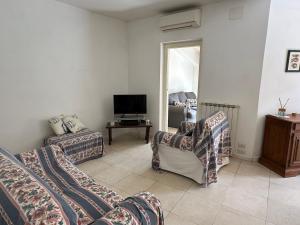 ein Wohnzimmer mit einer Couch und einem Sessel in der Unterkunft Villa Alessandra in Forte dei Marmi