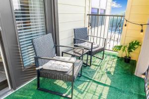 zwei Stühle auf einer Veranda mit grünem Gras in der Unterkunft Modern 2br Pet-friendly Wd Pool&gym Utsa in San Antonio
