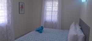 ein Bett mit einem blauen Spielzeug darüber in der Unterkunft Ocean Bliss Apt 6 in Christchurch