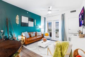 ein Wohnzimmer mit Sofa und Tisch in der Unterkunft Modern 2br Pet-friendly Wd Pool&gym Utsa in San Antonio