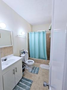 ein Badezimmer mit Toilette, Waschbecken und Dusche in der Unterkunft Ocean Bliss Apt 6 in Christchurch