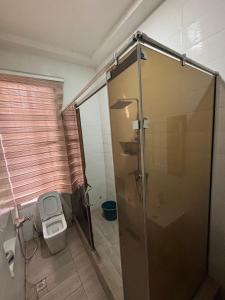 Ένα μπάνιο στο Antilla Apartment and Suite Jahi Abuja