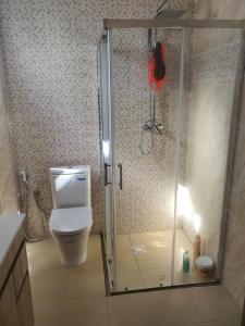 ein Badezimmer mit Glasdusche und Toilette in der Unterkunft Sicap baobab , Mermoz, Sacré Coeur , Clim, Wifi, Balcon, Dakar in Grand Dakar
