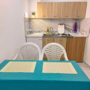 Кухня или мини-кухня в Blue Bay Boutique Studio
