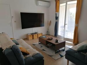 TV a/nebo společenská místnost v ubytování Villa La Caz des 7 cocotiers - Piscine & Plages à Boucan