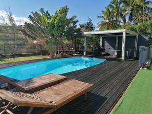 Bazén v ubytování Villa La Caz des 7 cocotiers - Piscine & Plages à Boucan nebo v jeho okolí