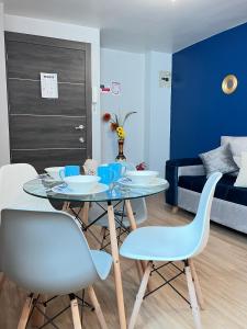 a dining table and chairs in a room with a bed at Apartamento Casita Cozy Otavalo Ec in Otavalo