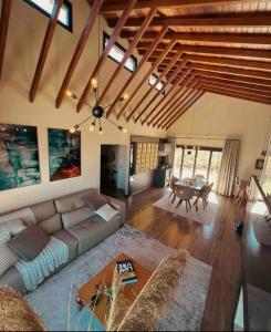 una sala de estar con un sofá y una mesa en Casa do Vinho no Altos da Serra, en Bom Jardim da Serra