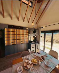 un comedor con una mesa con comida. en Casa do Vinho no Altos da Serra, en Bom Jardim da Serra