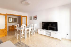 Μια τηλεόραση ή/και κέντρο ψυχαγωγίας στο Apartamento BeachFleming Javea