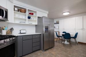 Kuchyň nebo kuchyňský kout v ubytování 10min to Downtown Bend - Chic 2BDR