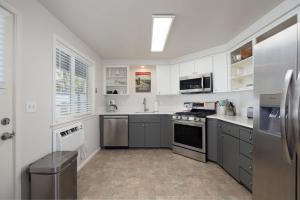 Kuchyň nebo kuchyňský kout v ubytování 10min to Downtown Bend - Chic 2BDR