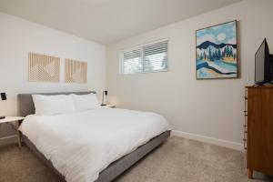 Postel nebo postele na pokoji v ubytování 10min to Downtown Bend - Chic 2BDR