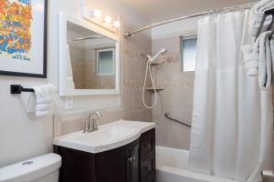 Koupelna v ubytování 10min to Downtown Bend - Chic 2BDR + 18 fotografií