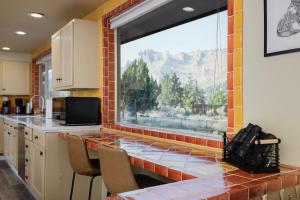 cocina con ventana grande y mesa con sillas en Steps from Smith Rock in Prime Location, en Terrebonne