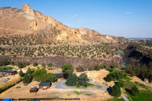una vista aérea de una montaña con una casa y árboles en Steps from Smith Rock in Prime Location, en Terrebonne