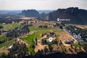 Una vista aérea del complejo rocoso de la cumbre. en Steps from Smith Rock in Prime Location, en Terrebonne