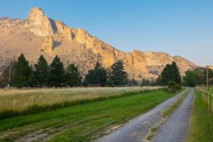 un camino de tierra con una montaña en el fondo en Steps from Smith Rock in Prime Location, en Terrebonne 39 fotos más