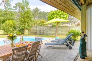 Bazén v ubytování Lagrange Vacances La Clairière aux Chevreuils nebo v jeho okolí