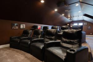 Χώρος καθιστικού στο 6BR - 6 King Beds - EV - 10min Downtown