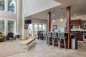 Χώρος καθιστικού στο 6BR - 6 King Beds - EV - 10min Downtown