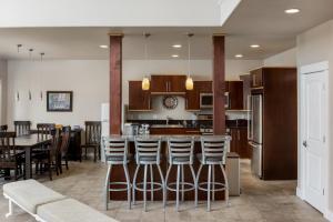 Η κουζίνα ή μικρή κουζίνα στο 6BR - 6 King Beds - EV - 10min Downtown +54 φωτογραφίες