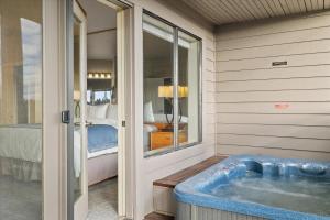 Ένα ή περισσότερα κρεβάτια σε δωμάτιο στο Hot-Tub - Picturesque 2 BDR in Resort