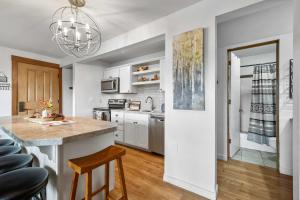 Kuchyň nebo kuchyňský kout v ubytování 15 minute drive to Mt Bachelor Resort Perks + 24 fotografií