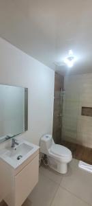 un bagno bianco con un water e un lavandino di Apartamento en Boca Chica T2 206 a Boca Chica