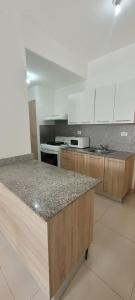 una cucina con mobili bianchi e un piano di lavoro di Apartamento en Boca Chica T2 206 a Boca Chica Altre 2 foto