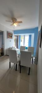 un soggiorno con tavolo da pranzo e sedie di Apartamento en Boca Chica T2 206 a Boca Chica