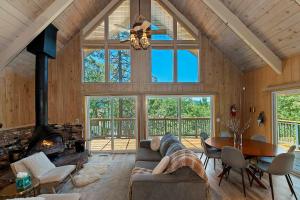 Χώρος καθιστικού στο Casa Del Lago - Spacious 4 Story Gated Home