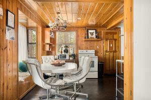 eine Küche mit Tisch und Stühlen in einem Zimmer in der Unterkunft Pineland Getaway - Serene Escape in Green Valley Lake