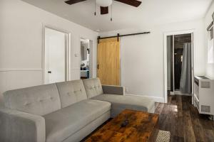 ein Wohnzimmer mit einer Couch und einem Couchtisch in der Unterkunft Into the Woods Bungalow - Romantic Vacation in Big Bear Lake