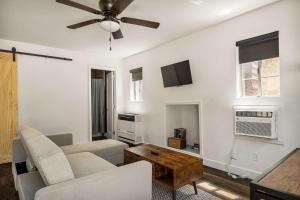 ein Wohnzimmer mit einer Couch und einem Deckenventilator in der Unterkunft Into the Woods Bungalow - Romantic Vacation in Big Bear Lake