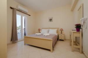 Ένα ή περισσότερα κρεβάτια σε δωμάτιο στο Stella's Villa ' 80sqm Sea View Apartment ' 50m from beach