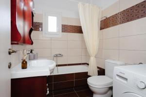 Ένα μπάνιο στο Stella's Villa ' 80sqm Sea View Apartment ' 50m from beach