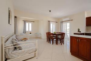 Ένα ή περισσότερα κρεβάτια σε δωμάτιο στο Stella's Villa ' 80sqm Sea View Apartment ' 50m from beach