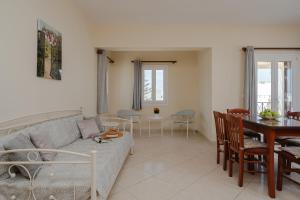 Χώρος καθιστικού στο Stella's Villa ' 80sqm Sea View Apartment ' 50m from beach