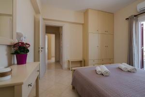 Ένα ή περισσότερα κρεβάτια σε δωμάτιο στο Stella's Villa ' 80sqm Sea View Apartment ' 50m from beach