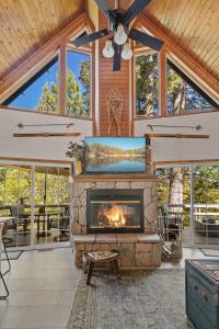 einen Kamin im Wohnzimmer mit Deckenventilator in der Unterkunft Chalet Vino - Snow Valley Mountain Resort in Green Valley Lake