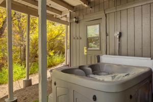eine Badewanne auf der Veranda eines Hauses in der Unterkunft Chalet Vino - Snow Valley Mountain Resort in Green Valley Lake