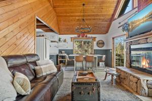 ein Wohnzimmer mit Couch und Kamin in der Unterkunft Chalet Vino - Snow Valley Mountain Resort in Green Valley Lake