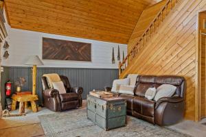 ein Wohnzimmer mit Ledersesseln und einem Tisch in der Unterkunft Chalet Vino - Snow Valley Mountain Resort in Green Valley Lake + 28 Fotos