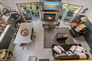 eine Draufsicht auf ein Wohnzimmer mit einer Couch und einem Kamin in der Unterkunft Chalet Vino - Snow Valley Mountain Resort in Green Valley Lake